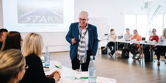 Interessenten besuchen das proWIN Startseminar und hören einem Vortrag zu