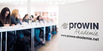 Teilnehmerinnen eines Seminars an der proWIN - Akademie bei einem Vortrag