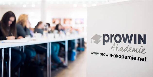 Teilnehmerinnen eines Seminars an der proWIN - Akademie bei einem Vortrag