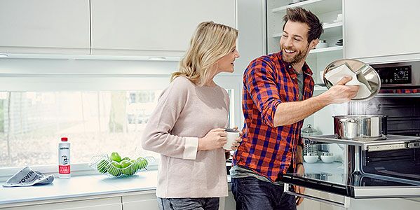 Ein Paar kocht voller Freude in der Küche. Auch nach dem Kochen kann man entspannt bleiben. Dank der proWIN Reinigungsprodukte ist das Saubermachen ein Kinderspiel.