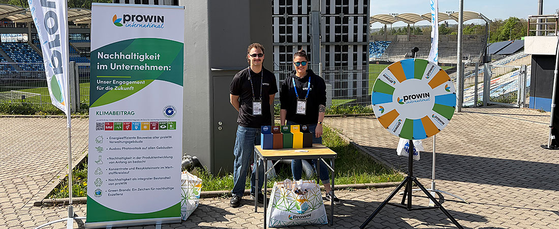 Die FCS Nachhaltigkeitswoche powered by proWIN - Unser Nachhaltigkeitsteam (Dr. Karin Kiefer und Matthias Schikofsky) an unserem proWIN Stand vor Ort