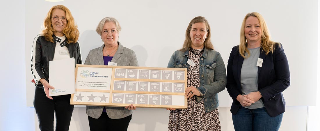 Schnappschuss im Rahmen des Netzwerktreffens "Schule der Nachhaltigkeit"  - zu sehen sind u.a. die saarländischen Ministerinnen Petra Berg und Christine Streichert-Clivot