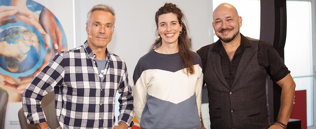 Schnappschuss im Rahmen des Netzwerktreffens "Schule der Nachhaltigkeit" - zu sehen sind Umweltaktivist und Dokumentarfilmer Hannes Jaenicke, Moderatorin Isabel Sonnabend sowie Benjamin Kiehn, proWIN pro nature Stiftung.